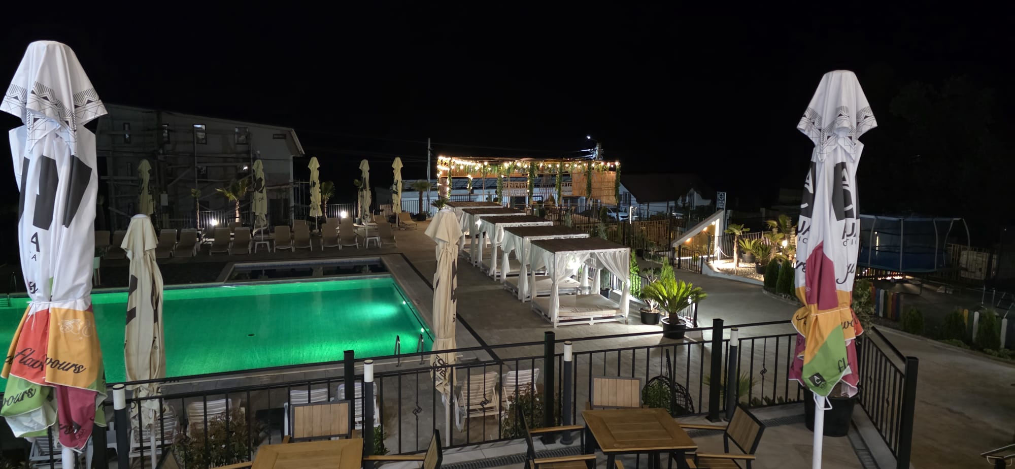 Piscină iluminată noaptea